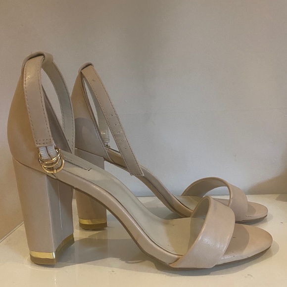 High heels - Picture 1 of 3